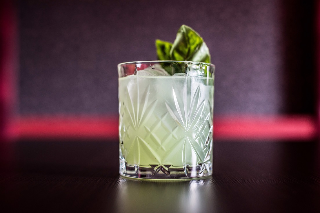 Gin Basil Smash bazyliowy drink z ginem SMAK OGRÓDKA Koktajl.TV