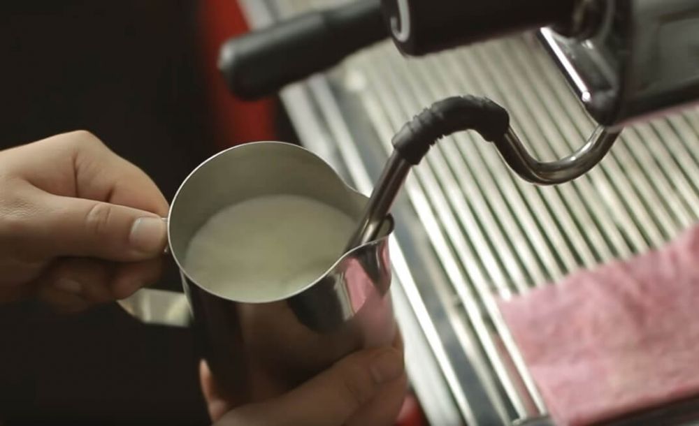 Jak spieniać mleko. Technika polerowania mleka.