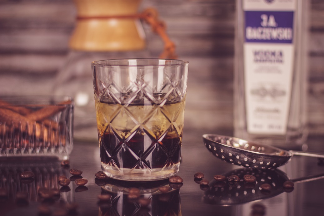 Black Russian  - przepis na drinka z wódki i likieru kawowego.