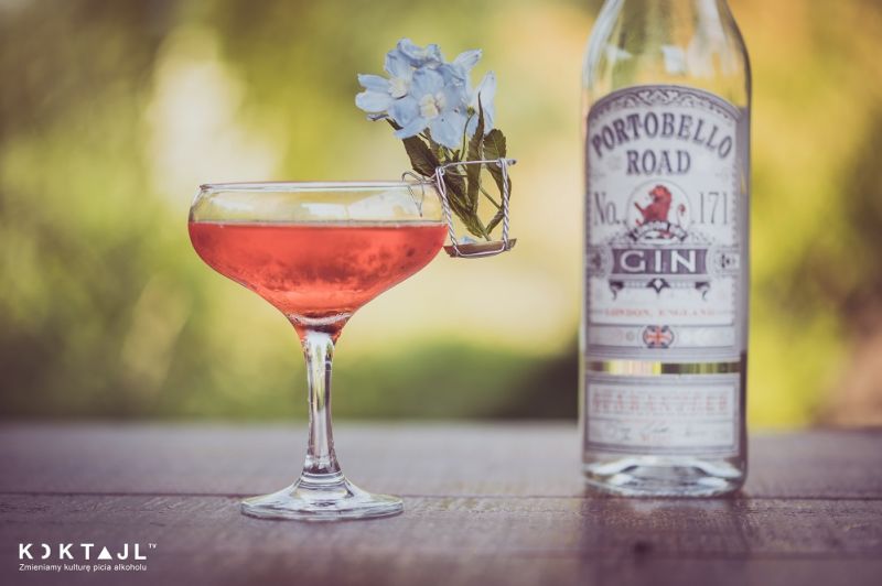 Gin w truskawce - przepis na drinka z ginem i truskawką