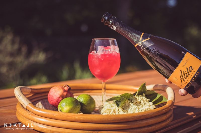 Pomegranate Spritz - kobiecy drink na lato z winem musującym