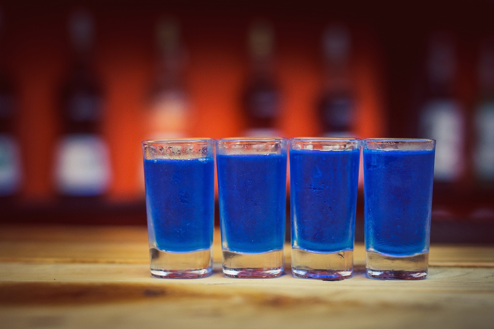 KAMIKAZE - niebieskie orzeźwiające shoty, które znasz z niejednej imprezy. 