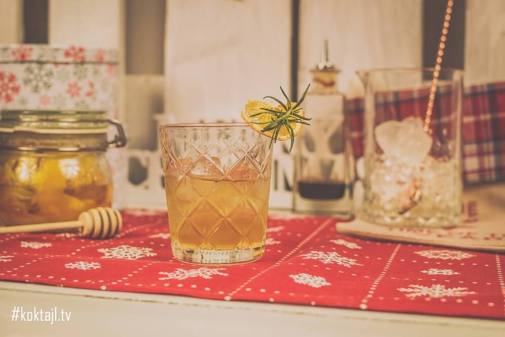 Świąteczny drink z whisky i domową angosturą. Przysmak Mikołaja. 