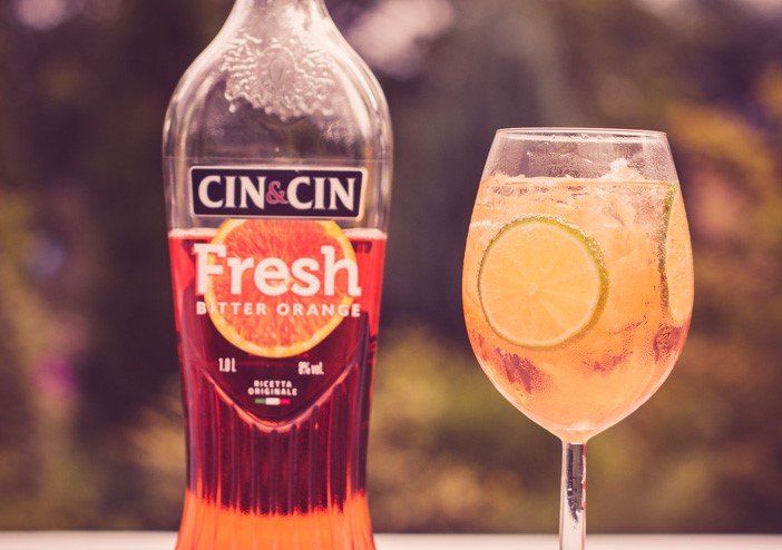 Banalnie prosty drink z Cin&Cin Fresh: Bitter Orange i Spritem.