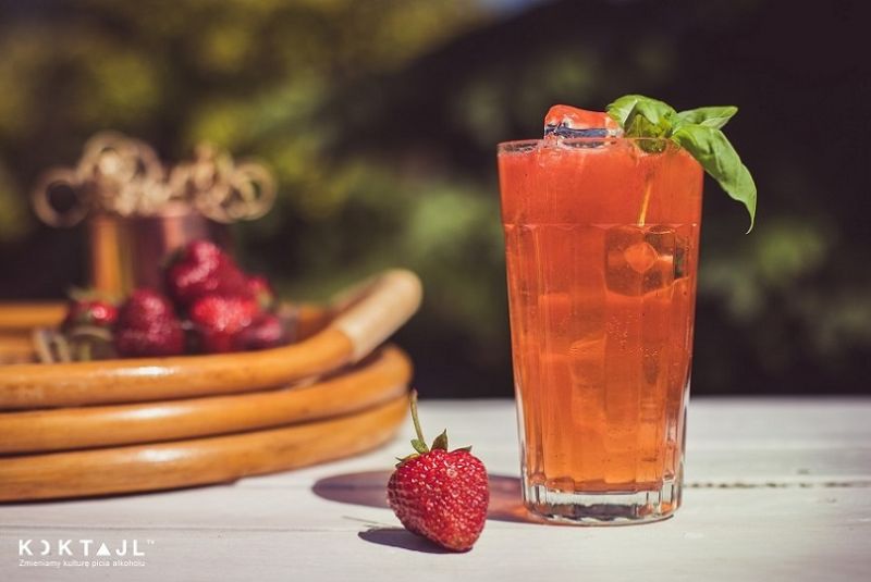 Strawberry Basil Mule - drink z truskawkami, wódką i bazylią