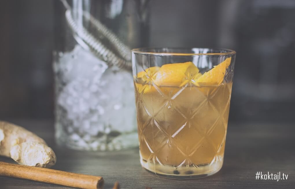 Świąteczny Old Fashioned z whisky i syropem korzennym. 