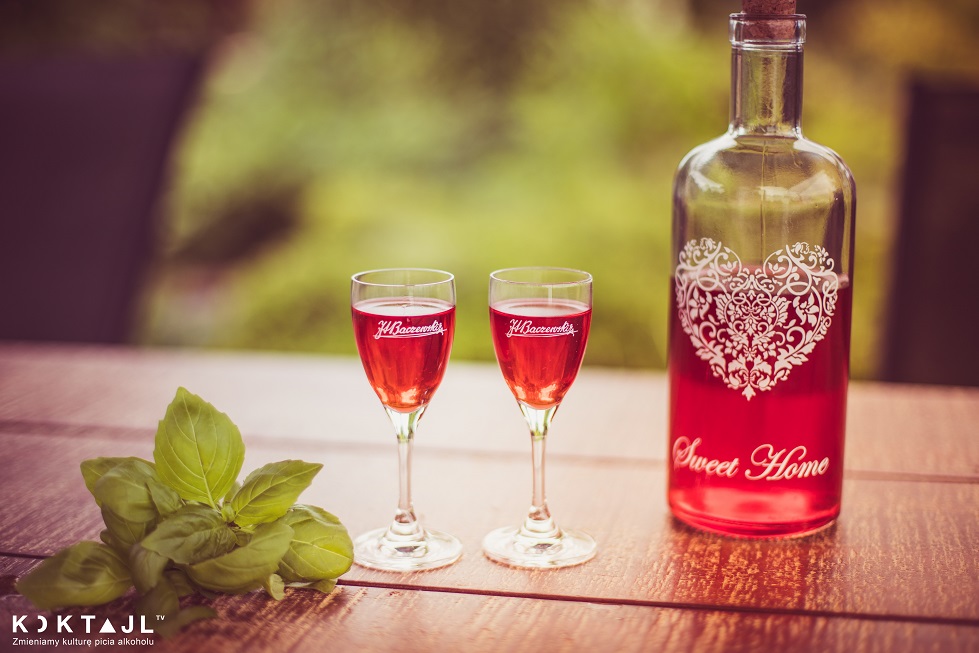 Pink Gin o smaku truskawek - przepis na różowy gin w 48 h - Koktajl.TV